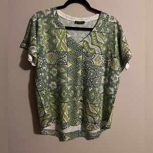 Bally & Millie Green Patterned Soft v neck tshirt size large